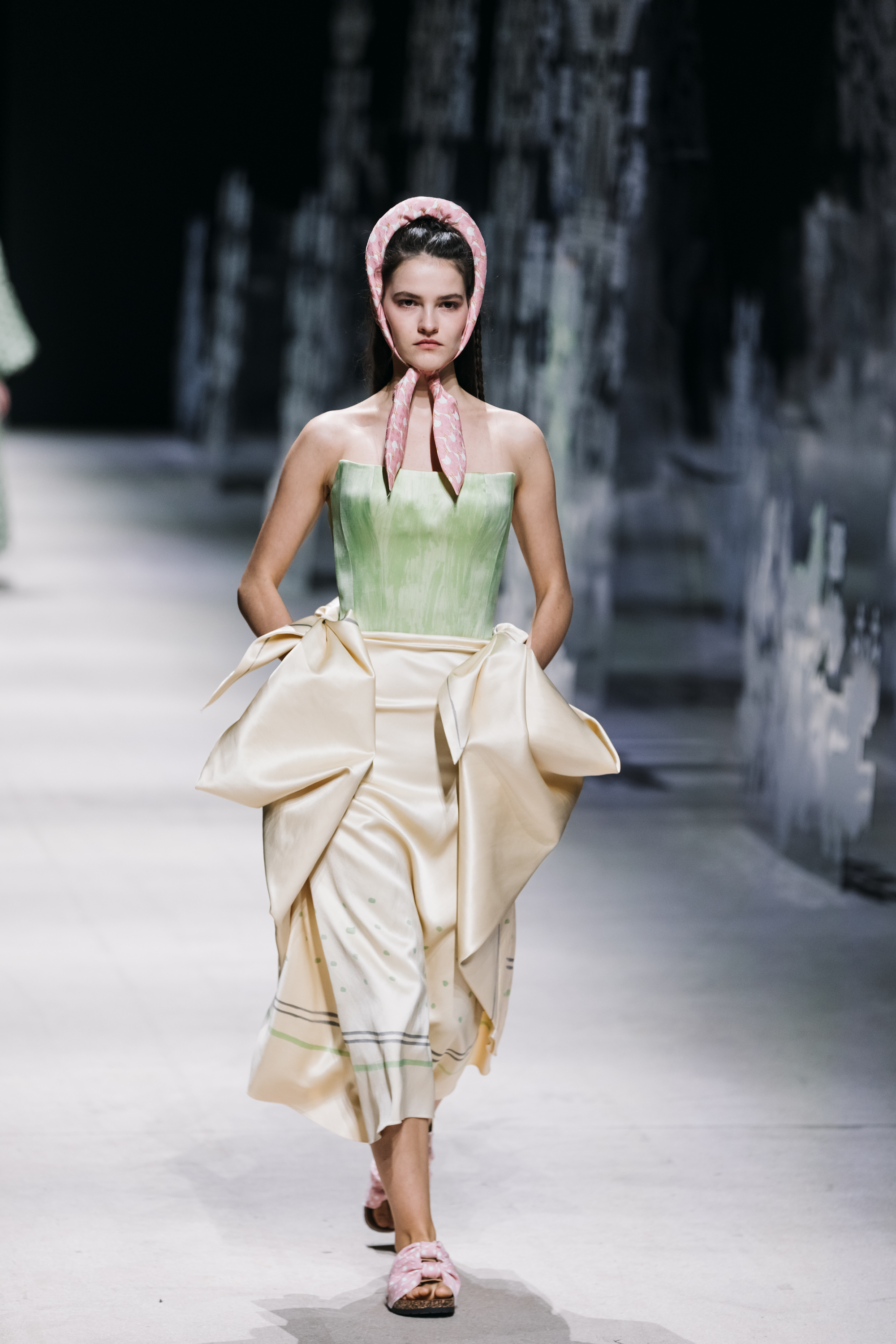 Викторианская эпоха и советский шик: чем запомнилась Неделя моды в Москве (фото 9)