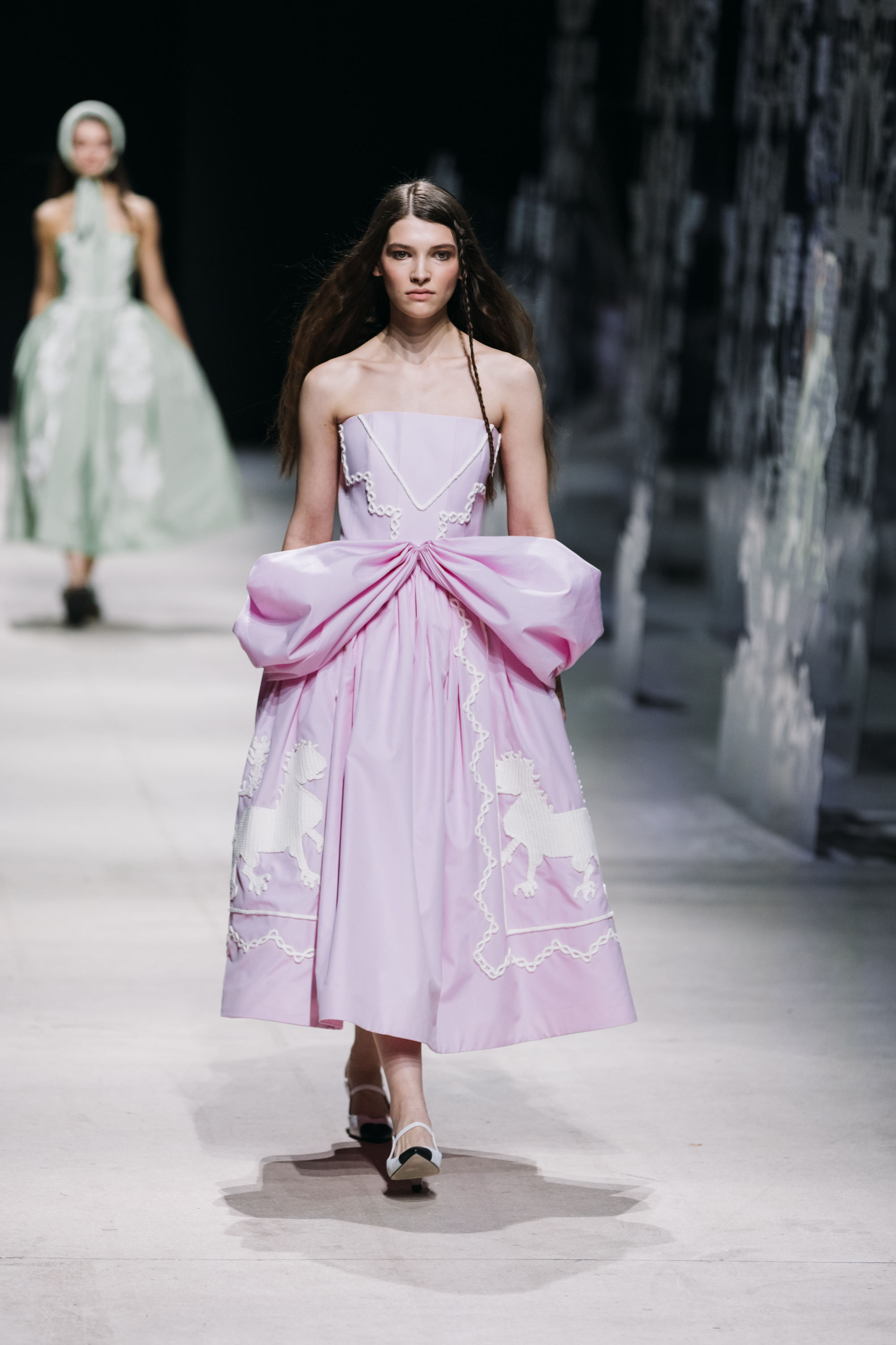 Викторианская эпоха и советский шик: чем запомнилась Неделя моды в Москве (фото 7)