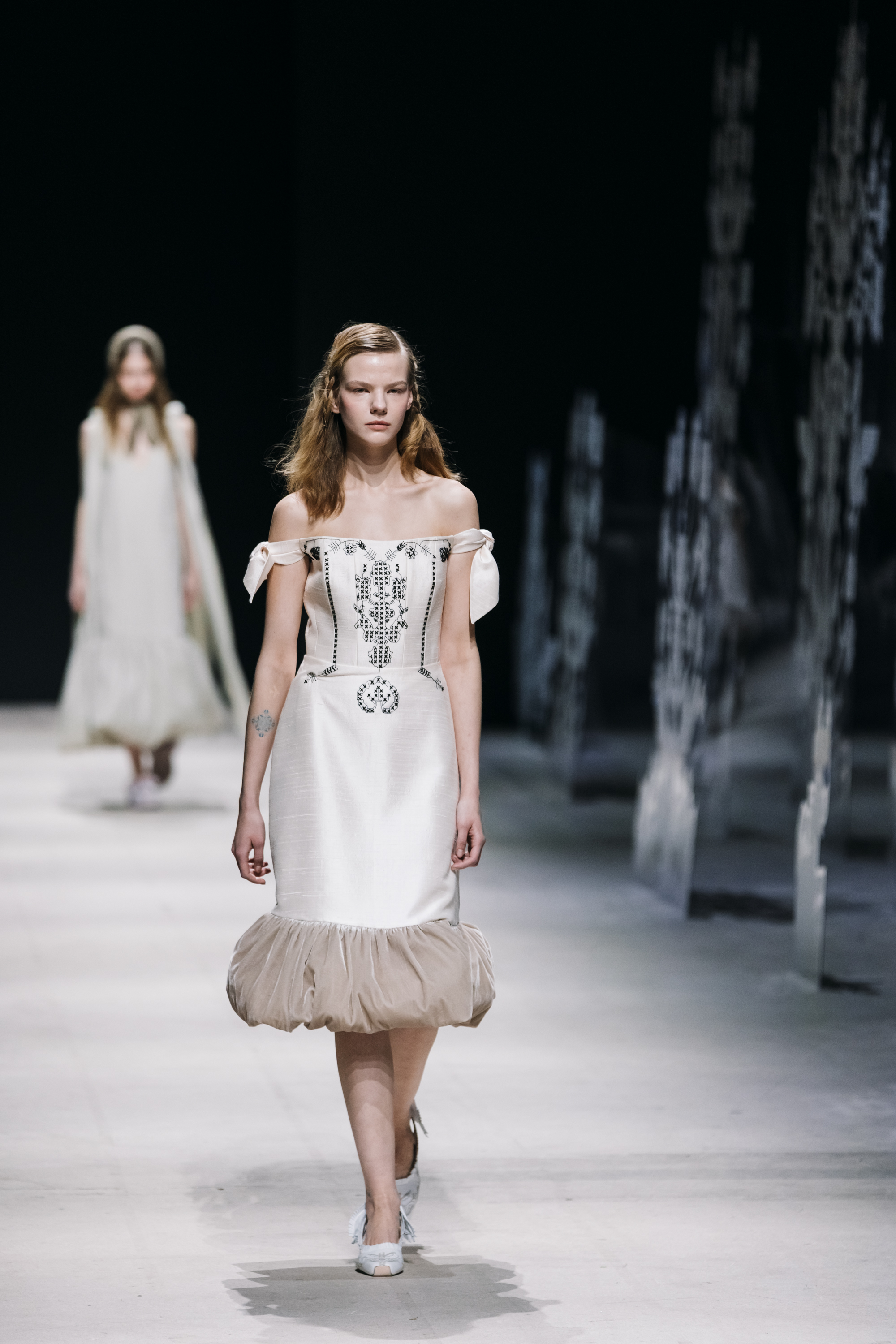 Викторианская эпоха и советский шик: чем запомнилась Неделя моды в Москве (фото 8)