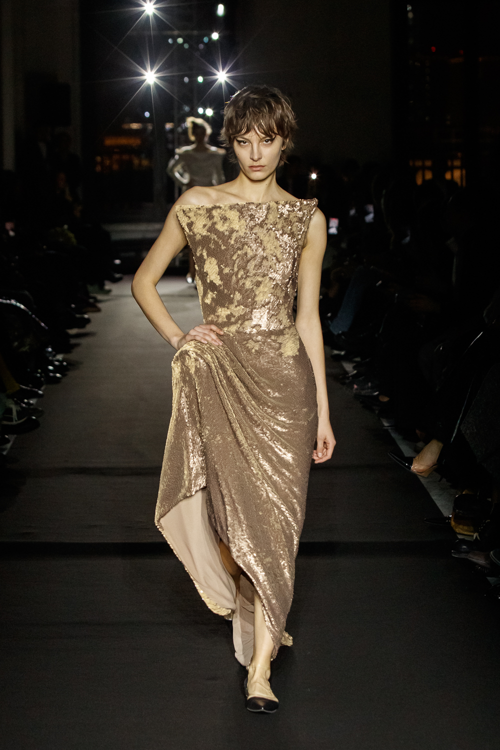 Викторианская эпоха и советский шик: чем запомнилась Неделя моды в Москве (фото 15)