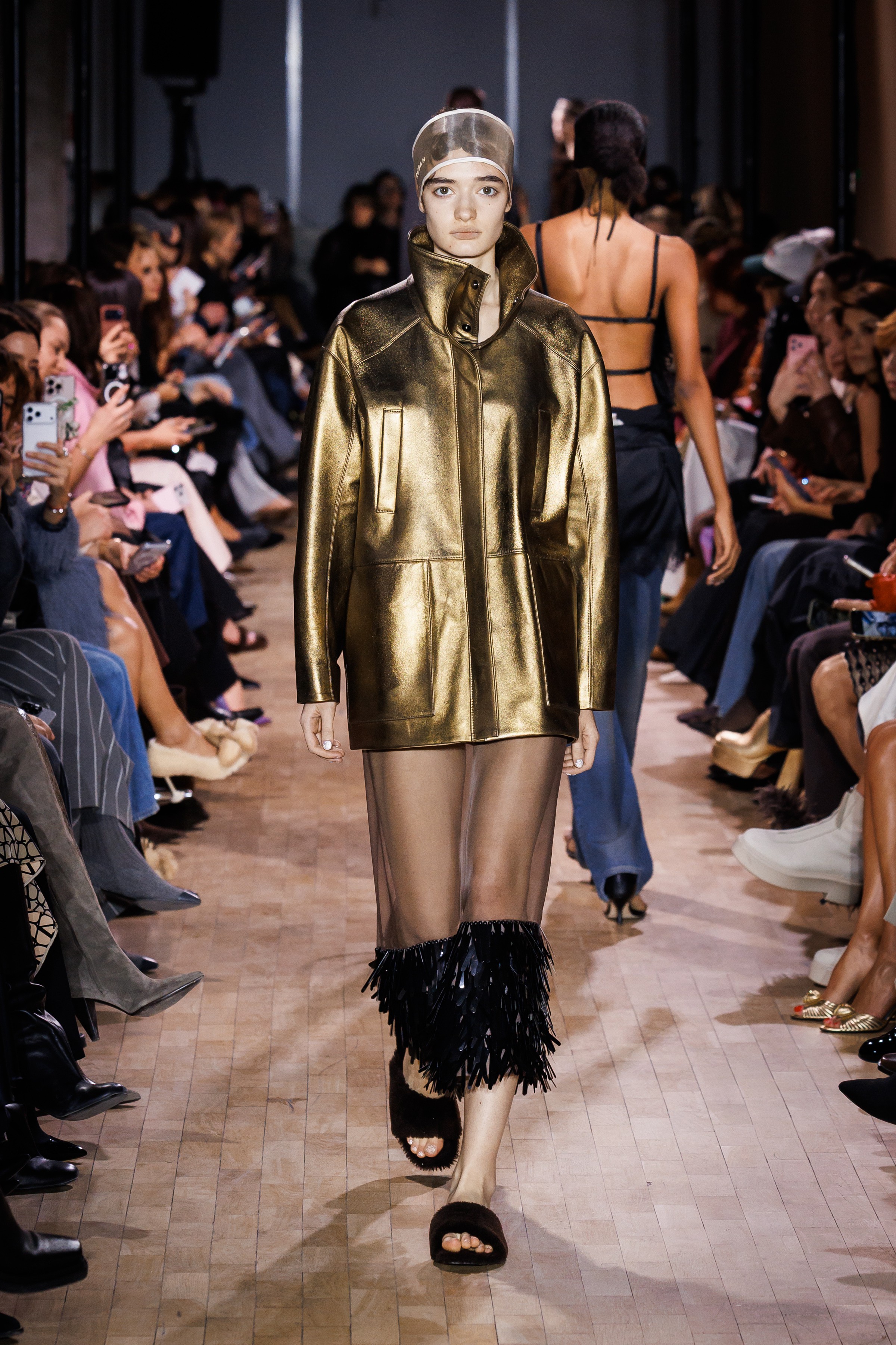 Викторианская эпоха и советский шик: чем запомнилась Неделя моды в Москве (фото 20)