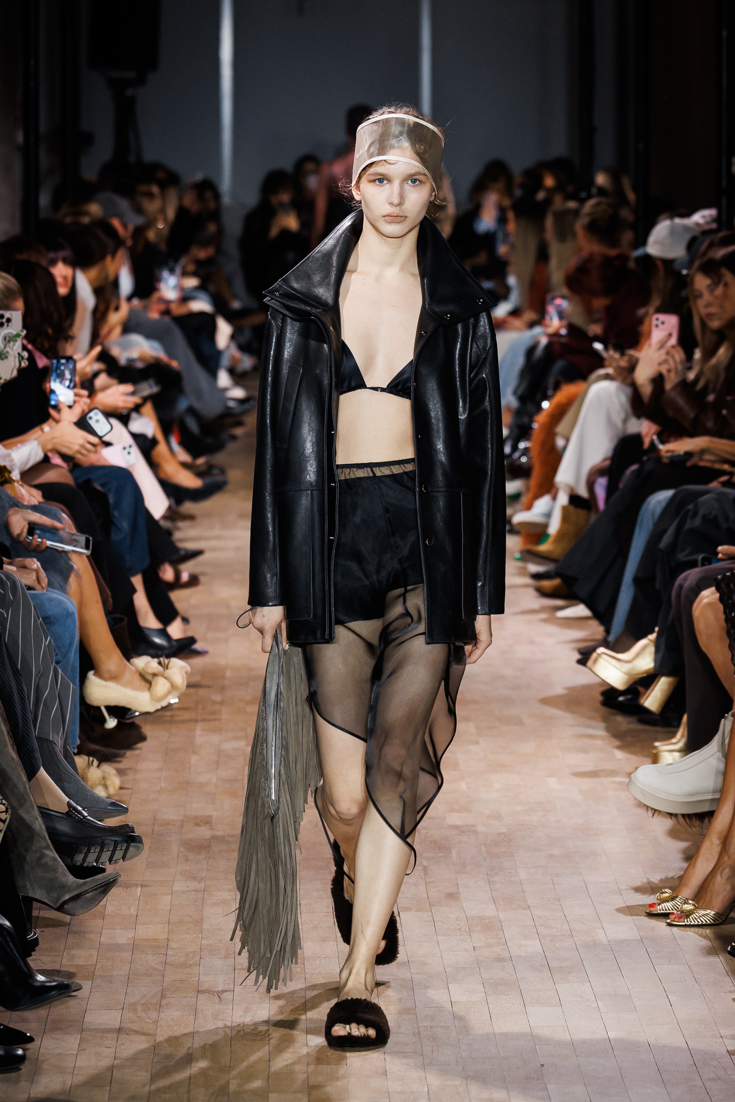 Викторианская эпоха и советский шик: чем запомнилась Неделя моды в Москве (фото 19)