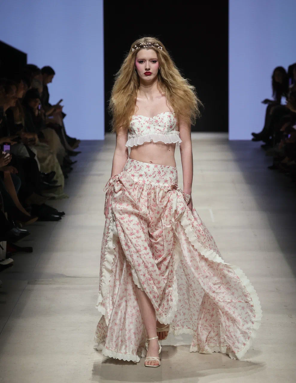 Викторианская эпоха и советский шик: чем запомнилась Неделя моды в Москве (фото 28)