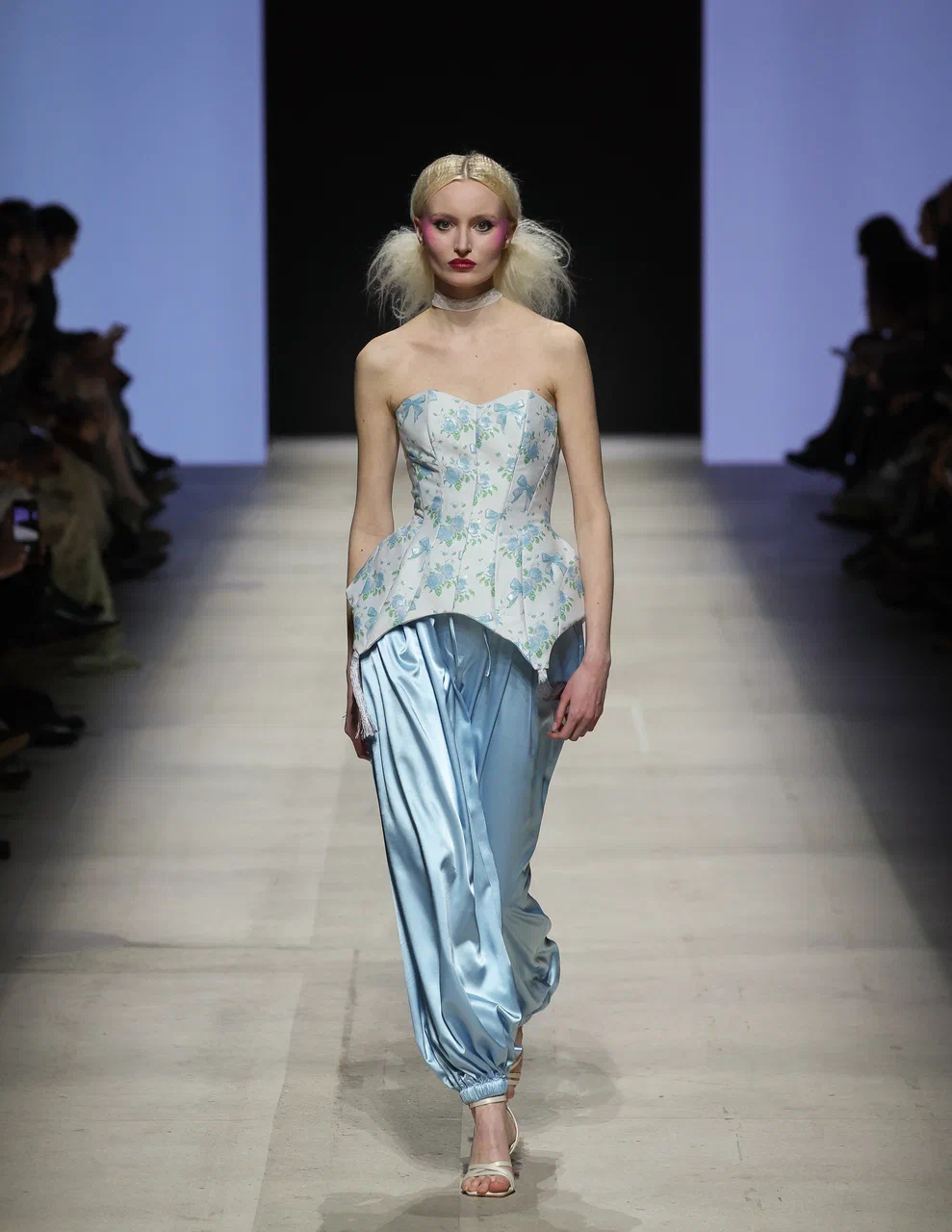 Викторианская эпоха и советский шик: чем запомнилась Неделя моды в Москве (фото 29)