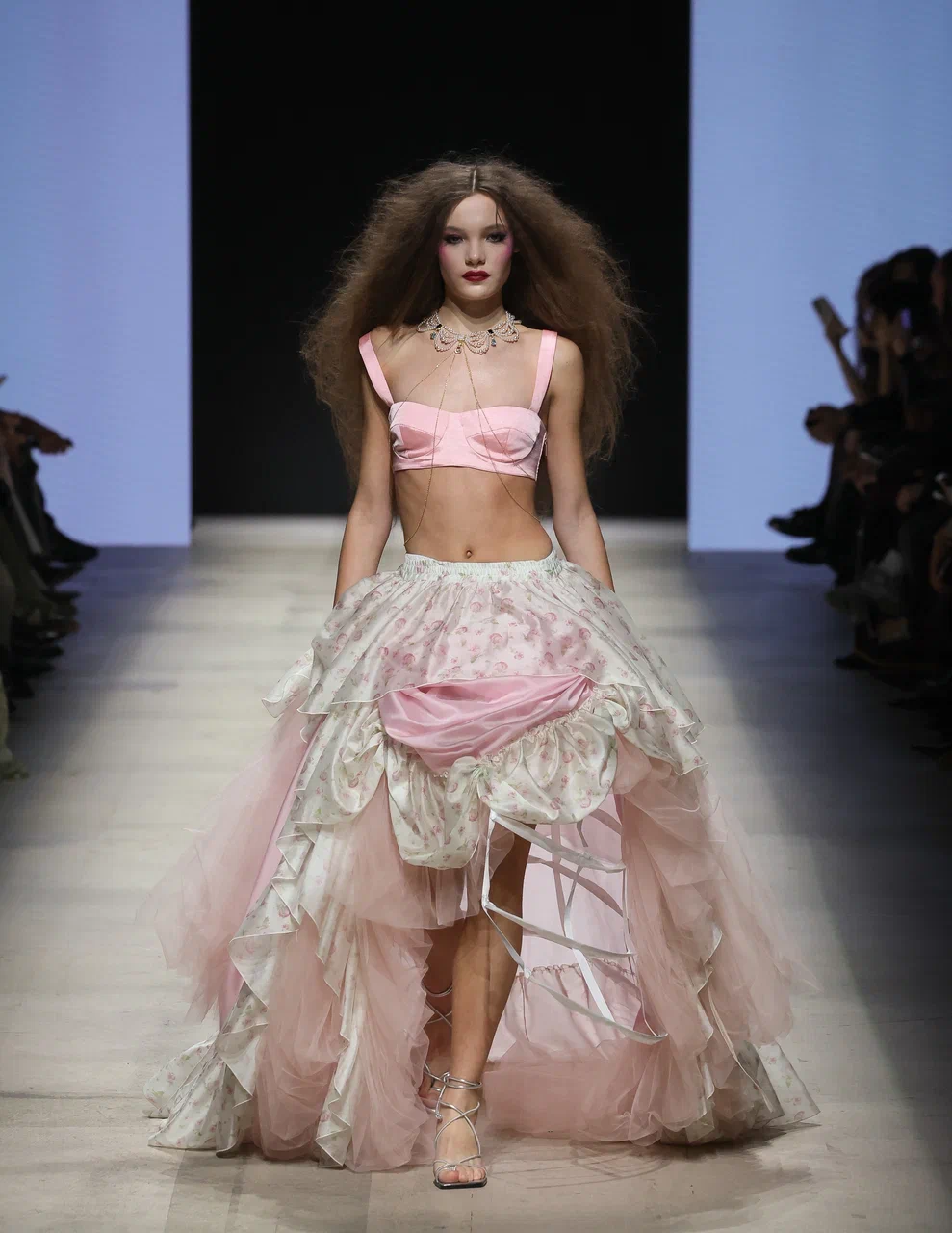 Викторианская эпоха и советский шик: чем запомнилась Неделя моды в Москве (фото 30)