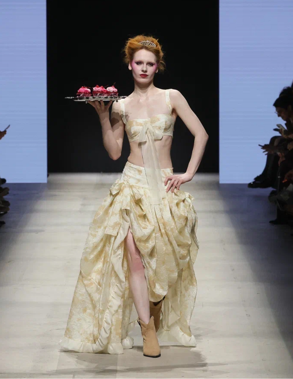 Викторианская эпоха и советский шик: чем запомнилась Неделя моды в Москве (фото 27)