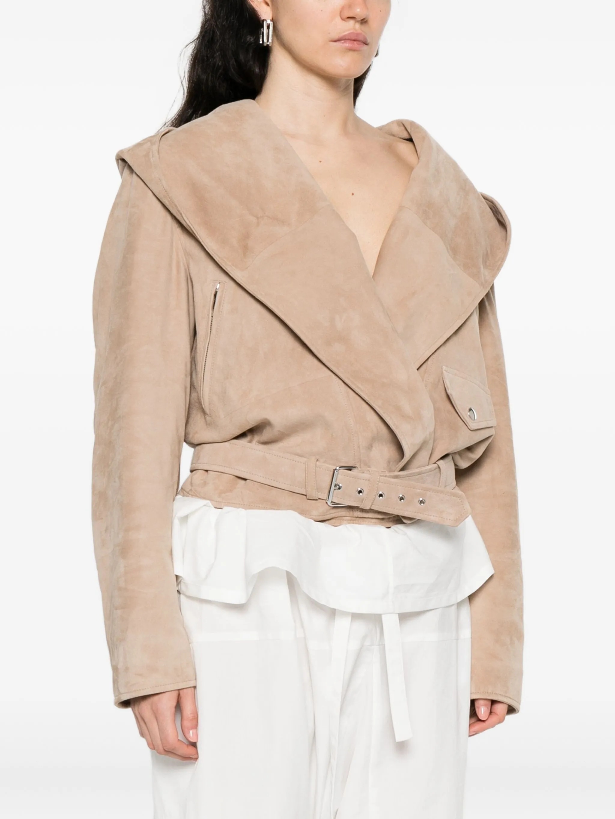 Тренчи, юбки, мюли и кепки: 40 вещей из замши на весну 2026 (фото 1)