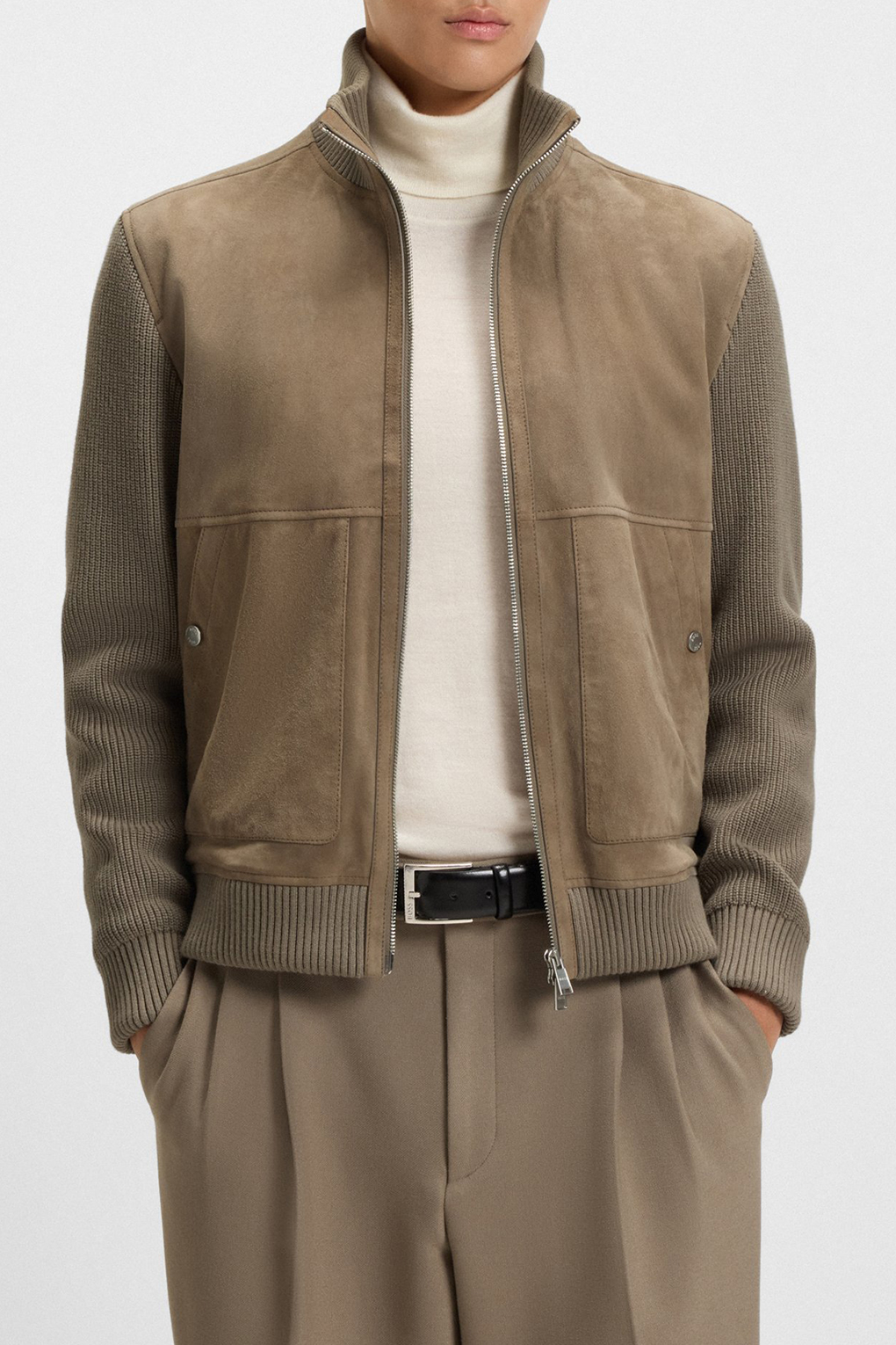 Тренчи, юбки, мюли и кепки: 40 вещей из замши на весну 2026 (фото 3)