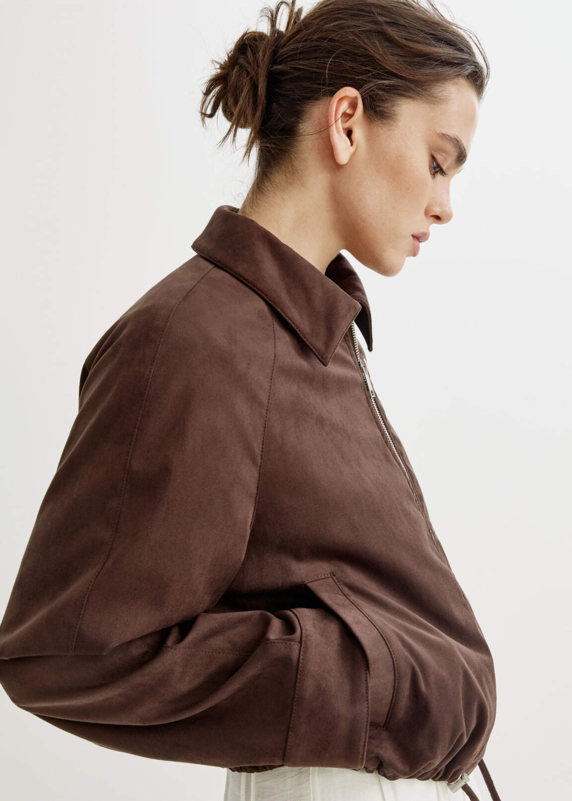 Тренчи, юбки, мюли и кепки: 40 вещей из замши на весну 2026 (фото 4)