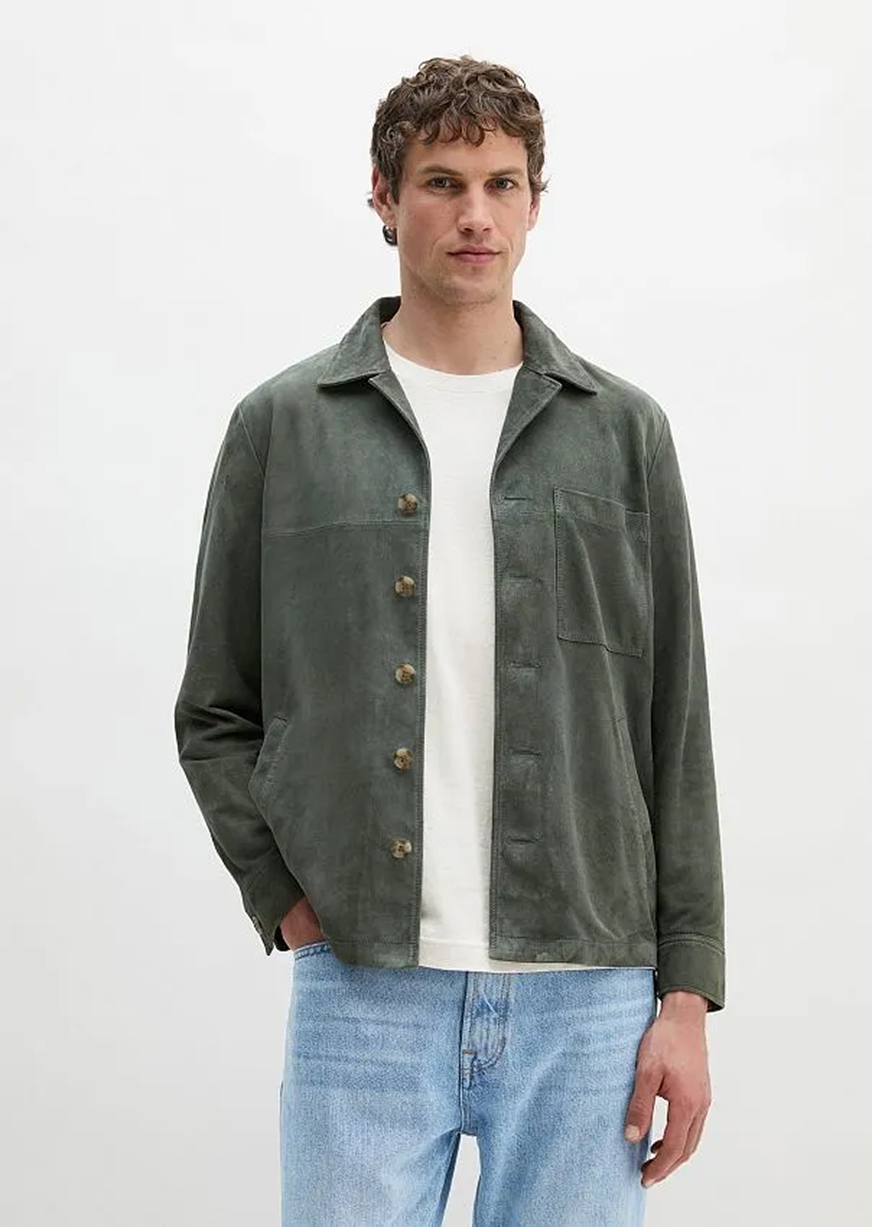 Тренчи, юбки, мюли и кепки: 40 вещей из замши на весну 2026 (фото 7)