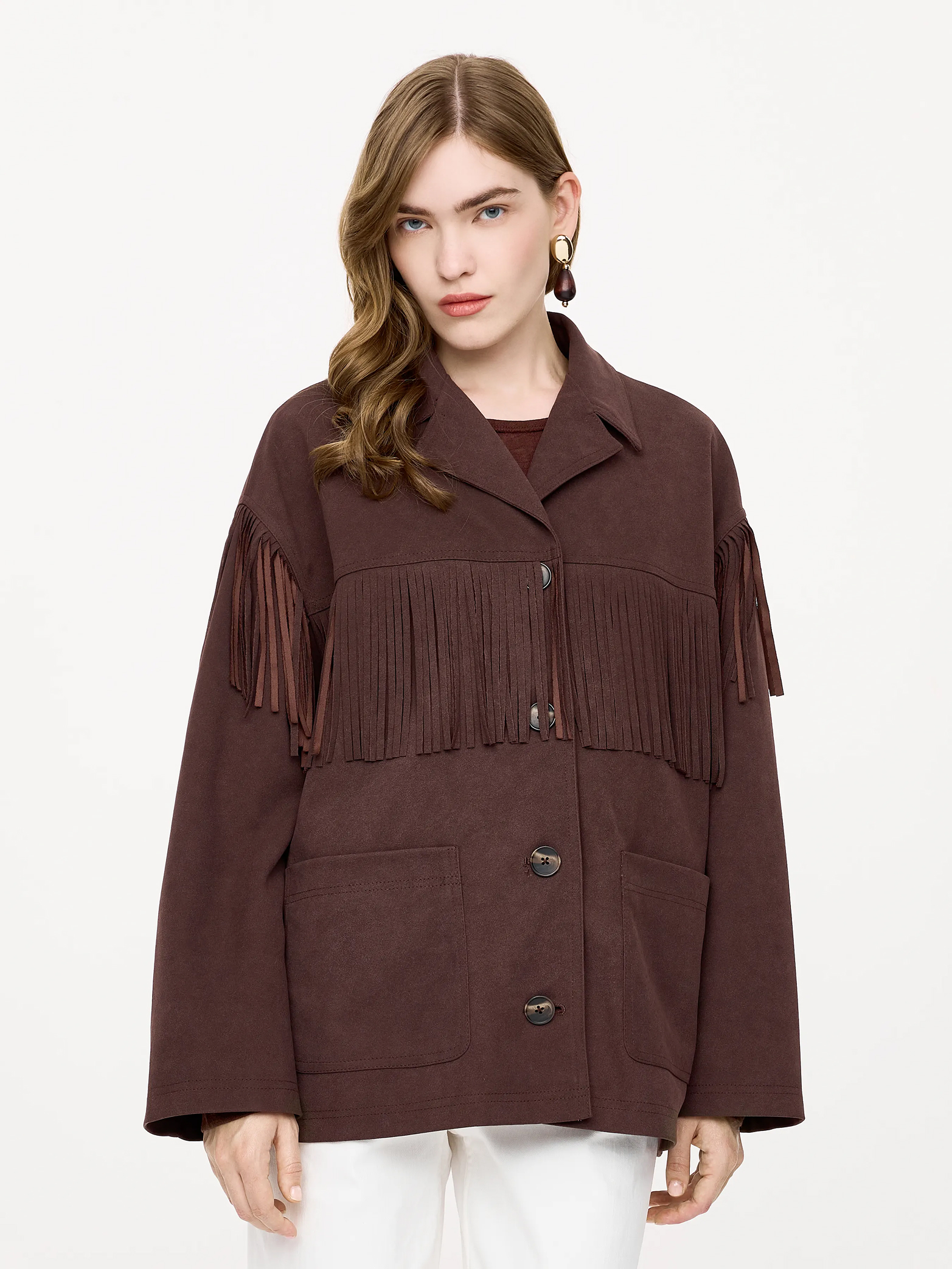 Тренчи, юбки, мюли и кепки: 40 вещей из замши на весну 2026 (фото 8)