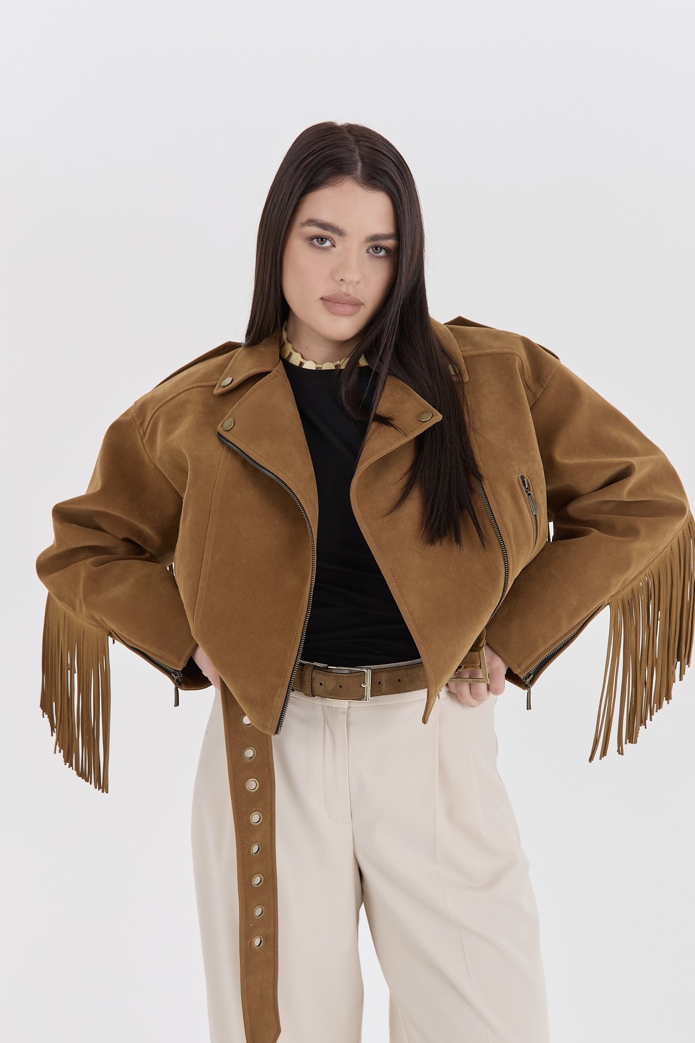 Тренчи, юбки, мюли и кепки: 40 вещей из замши на весну 2026 (фото 9)