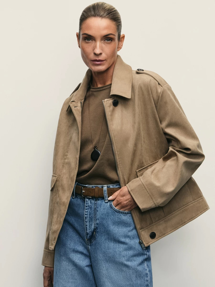 Тренчи, юбки, мюли и кепки: 40 вещей из замши на весну 2026 (фото 10)