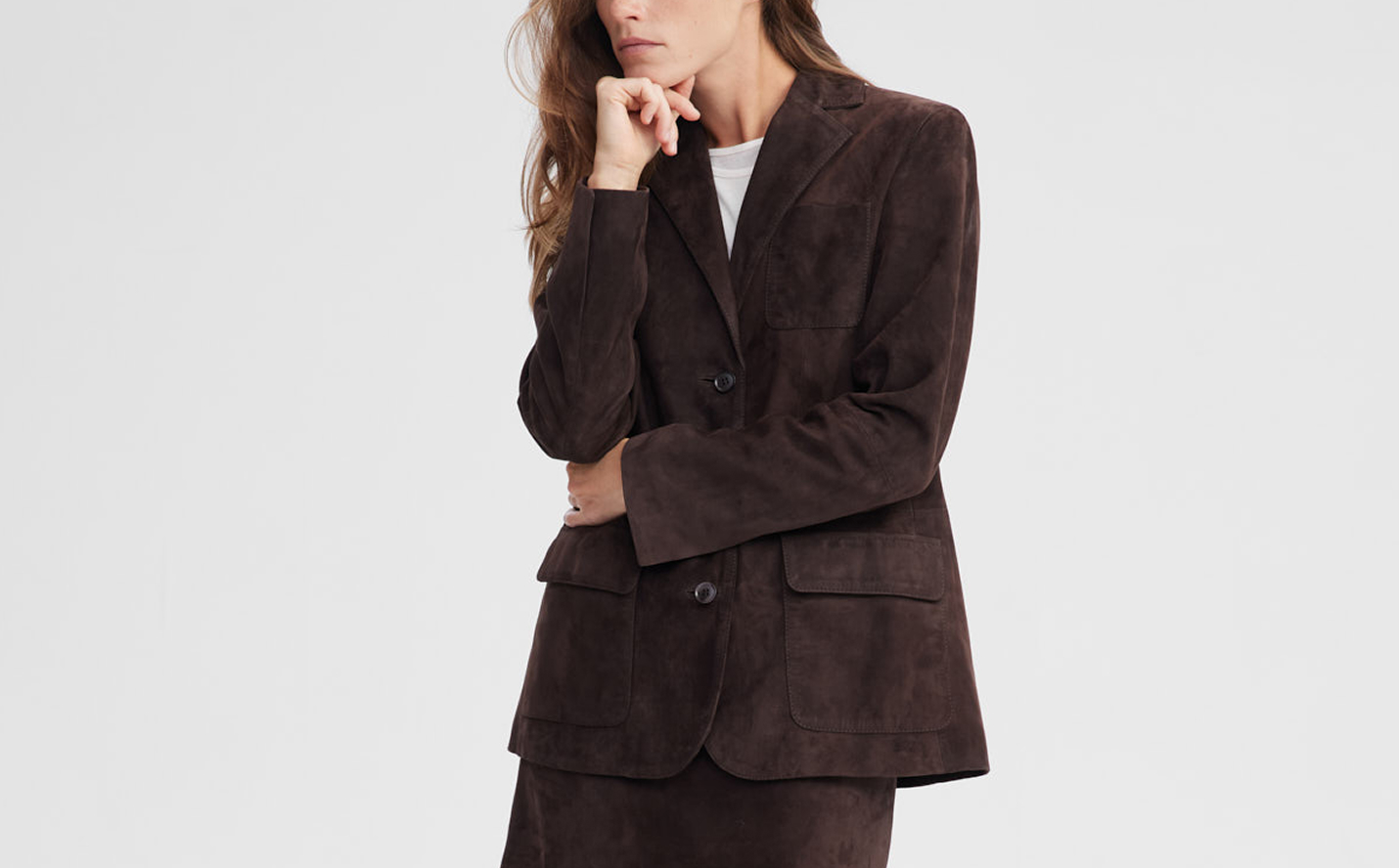 Тренчи, юбки, мюли и кепки: 40 вещей из замши на весну 2026 (фото 14)