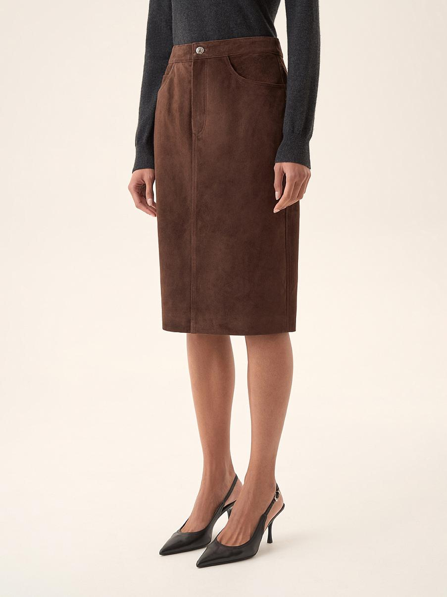 Тренчи, юбки, мюли и кепки: 40 вещей из замши на весну 2026 (фото 17)