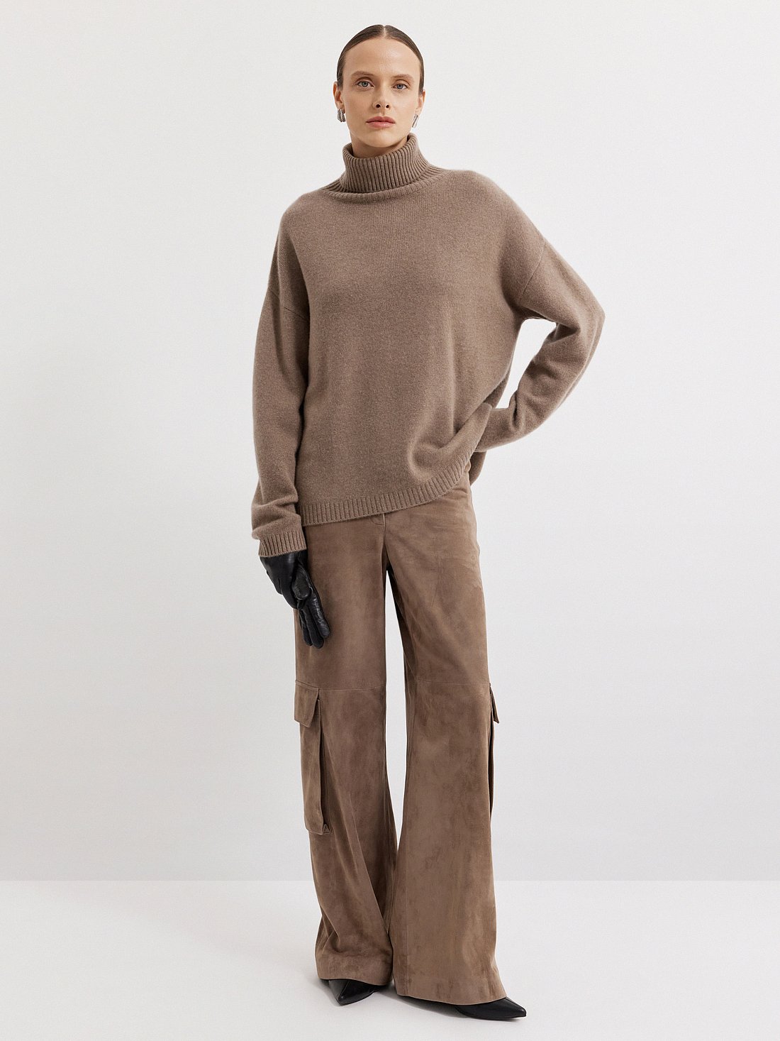 Тренчи, юбки, мюли и кепки: 40 вещей из замши на весну 2026 (фото 18)