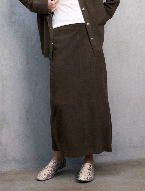 Тренчи, юбки, мюли и кепки: 40 вещей из замши на весну 2026 (фото 19)