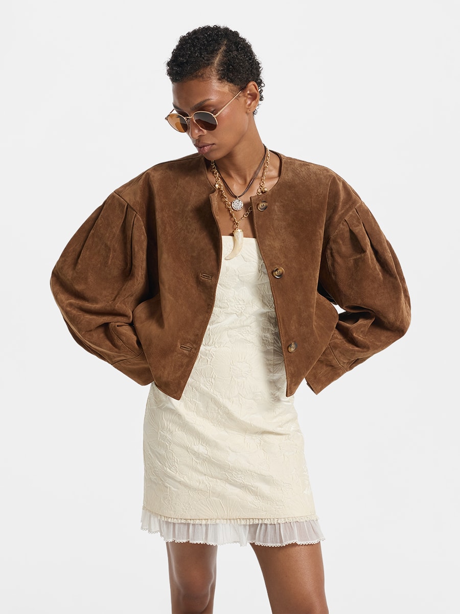 Тренчи, юбки, мюли и кепки: 40 вещей из замши на весну 2026 (фото 11)