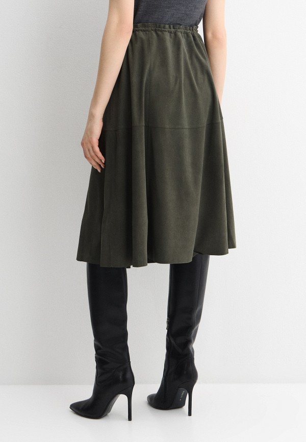 Тренчи, юбки, мюли и кепки: 40 вещей из замши на весну 2026 (фото 12)