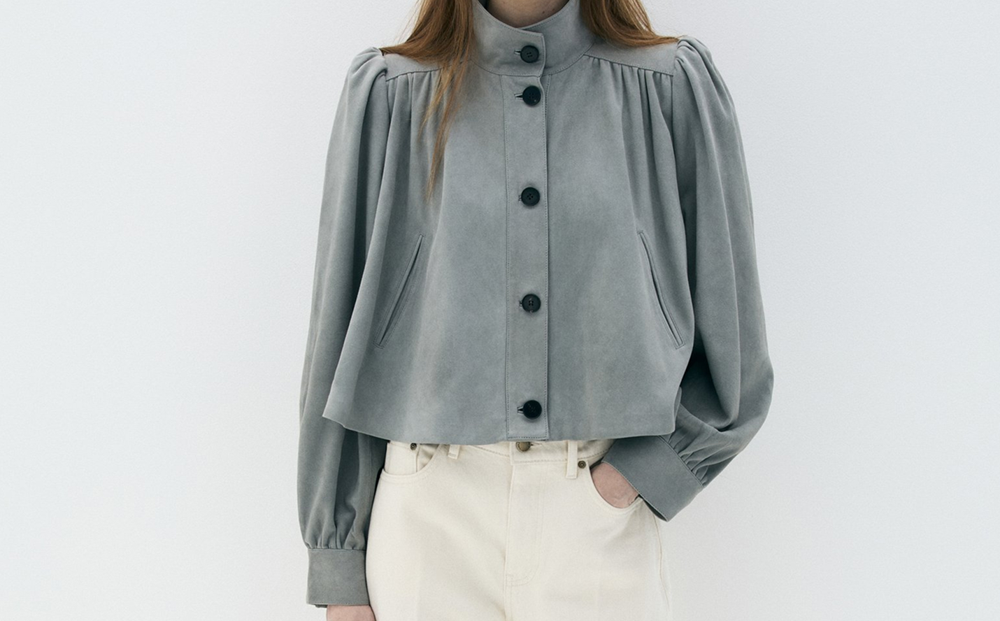 Тренчи, юбки, мюли и кепки: 40 вещей из замши на весну 2026 (фото 20)