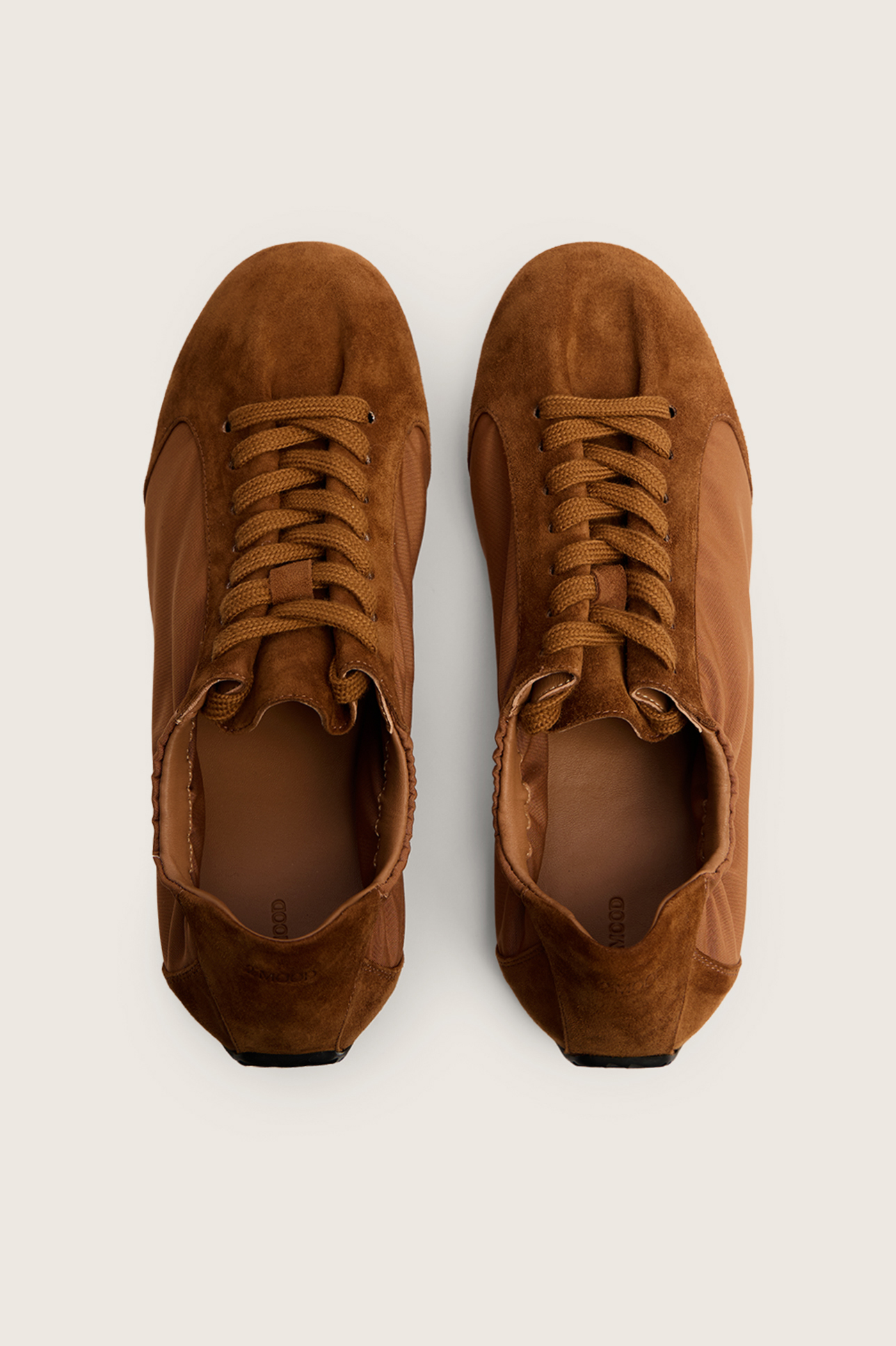 Тренчи, юбки, мюли и кепки: 40 вещей из замши на весну 2026 (фото 22)