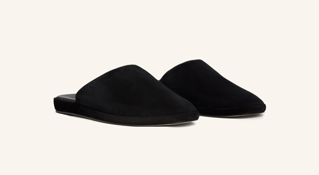 Тренчи, юбки, мюли и кепки: 40 вещей из замши на весну 2026 (фото 24)