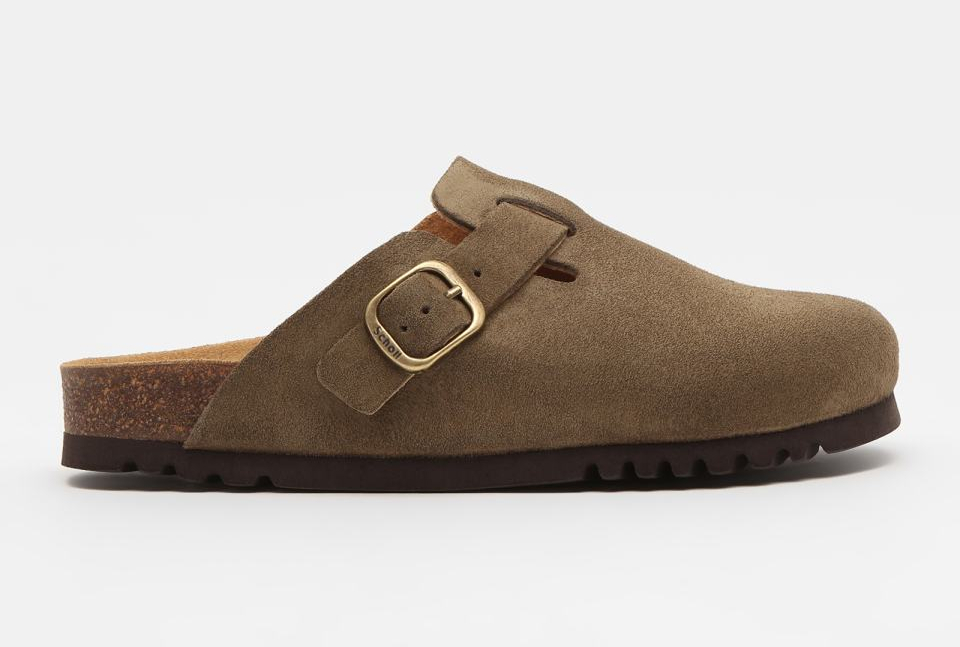 Тренчи, юбки, мюли и кепки: 40 вещей из замши на весну 2026 (фото 25)