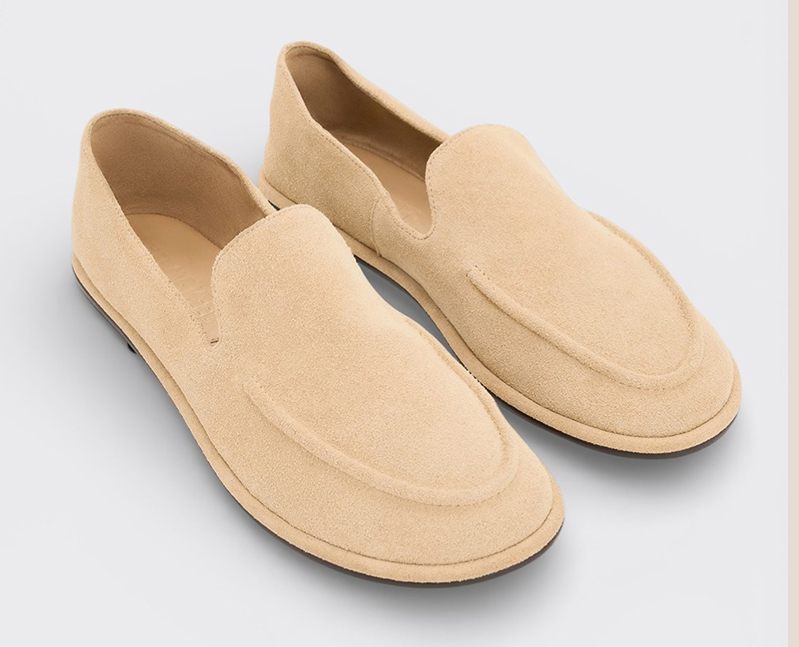 Тренчи, юбки, мюли и кепки: 40 вещей из замши на весну 2026 (фото 27)