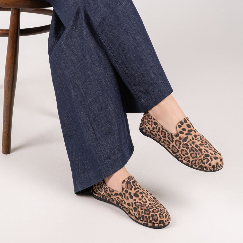 Тренчи, юбки, мюли и кепки: 40 вещей из замши на весну 2026 (фото 29)