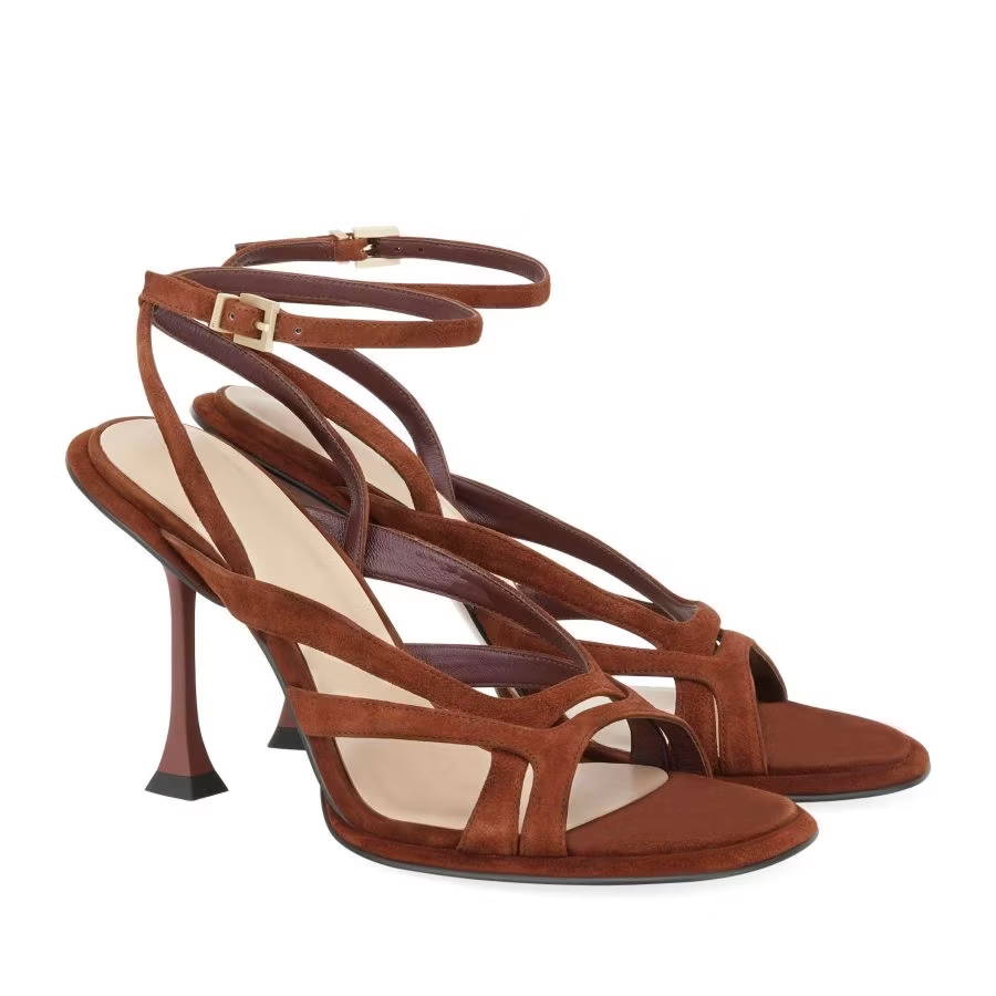 Тренчи, юбки, мюли и кепки: 40 вещей из замши на весну 2026 (фото 30)