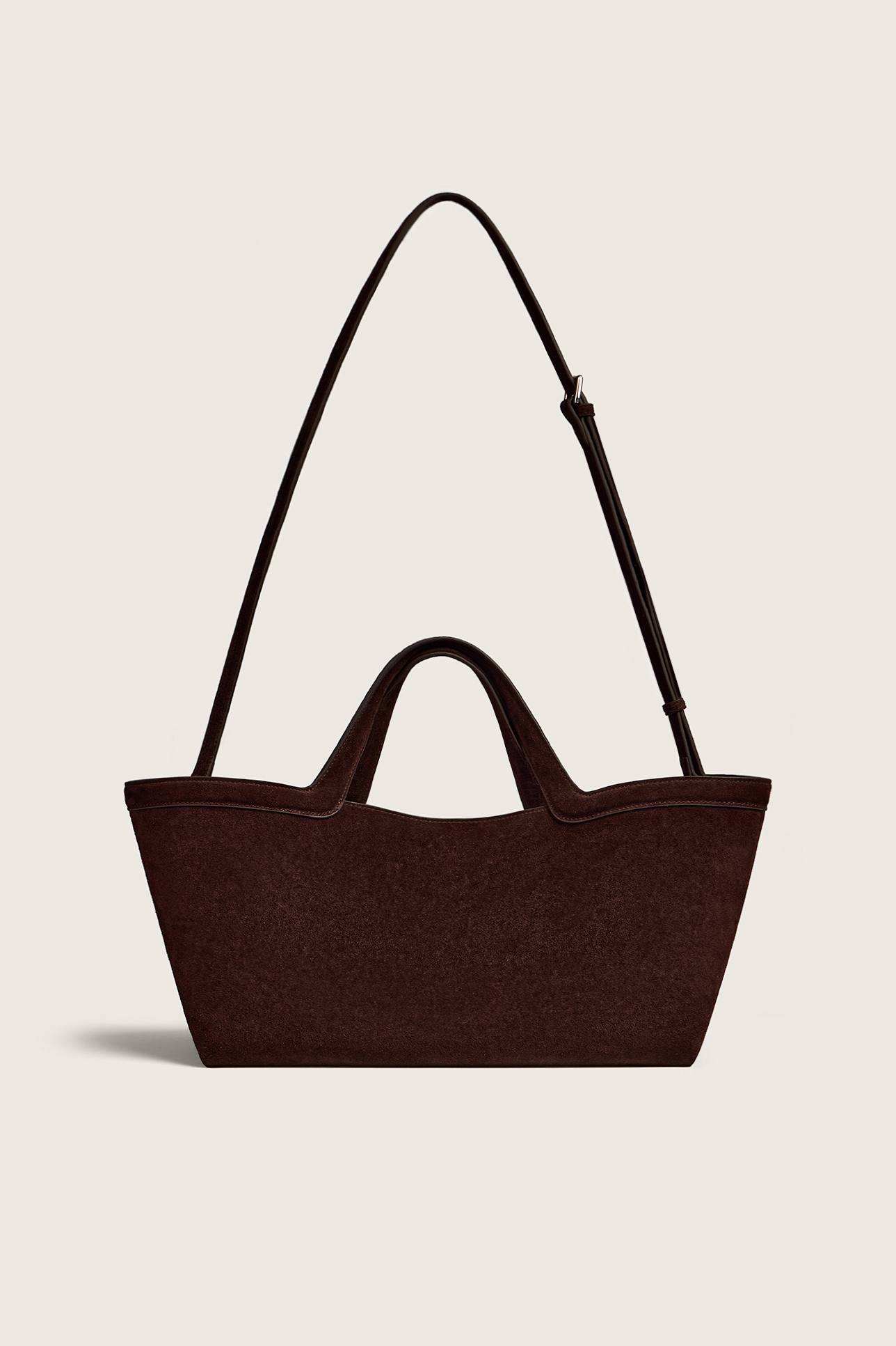 Тренчи, юбки, мюли и кепки: 40 вещей из замши на весну 2026 (фото 33)