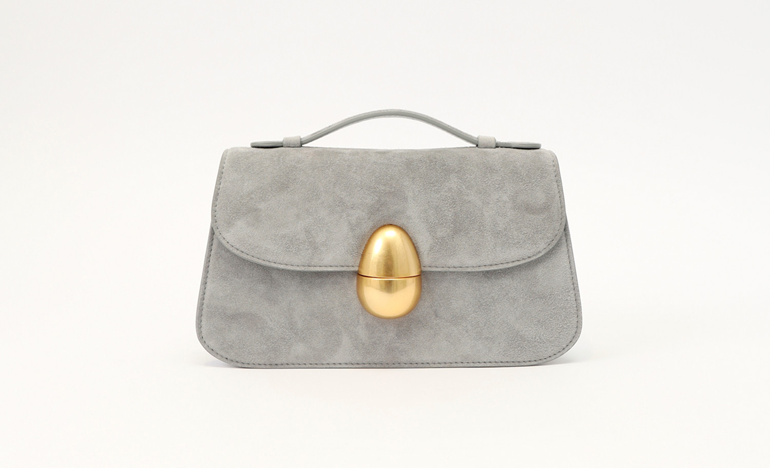 Тренчи, юбки, мюли и кепки: 40 вещей из замши на весну 2026 (фото 34)