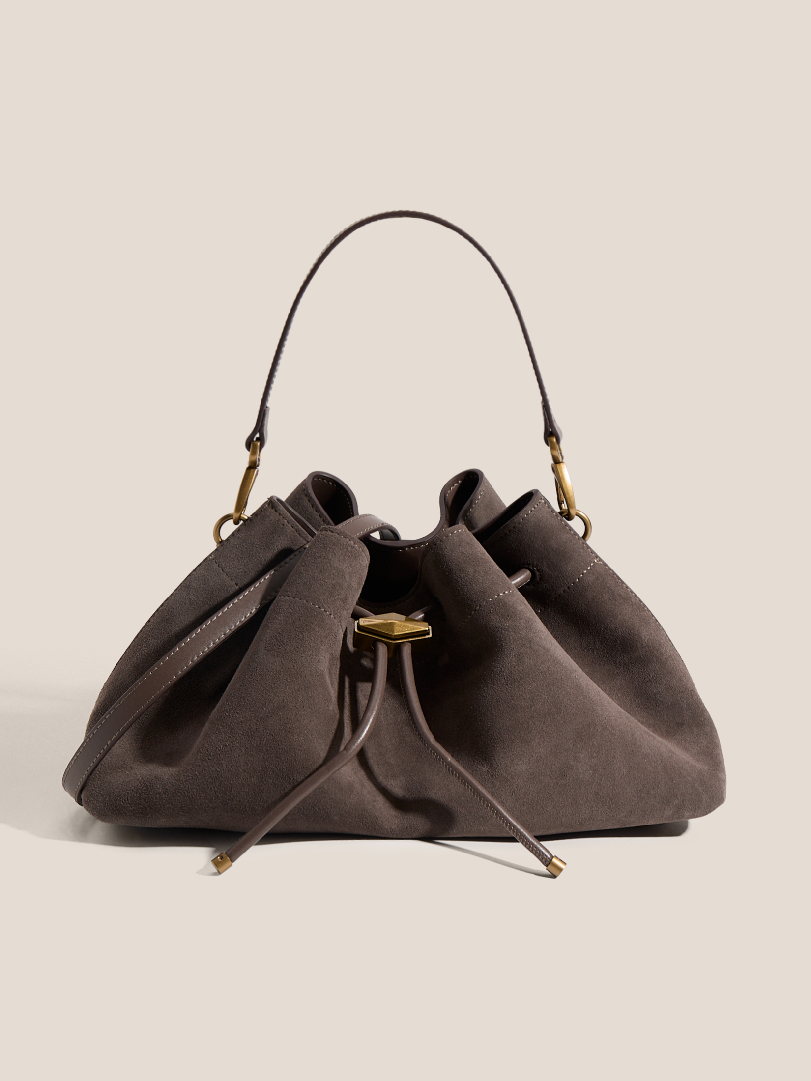 Тренчи, юбки, мюли и кепки: 40 вещей из замши на весну 2026 (фото 36)