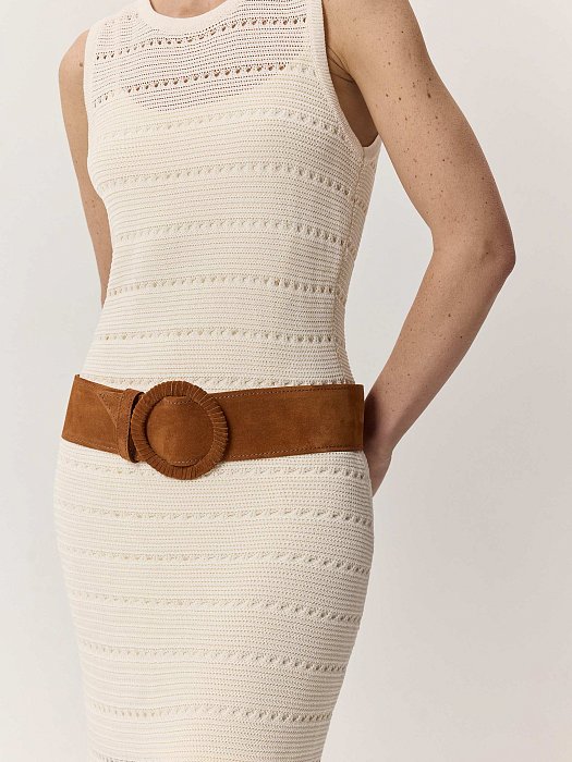 Тренчи, юбки, мюли и кепки: 40 вещей из замши на весну 2026 (фото 37)