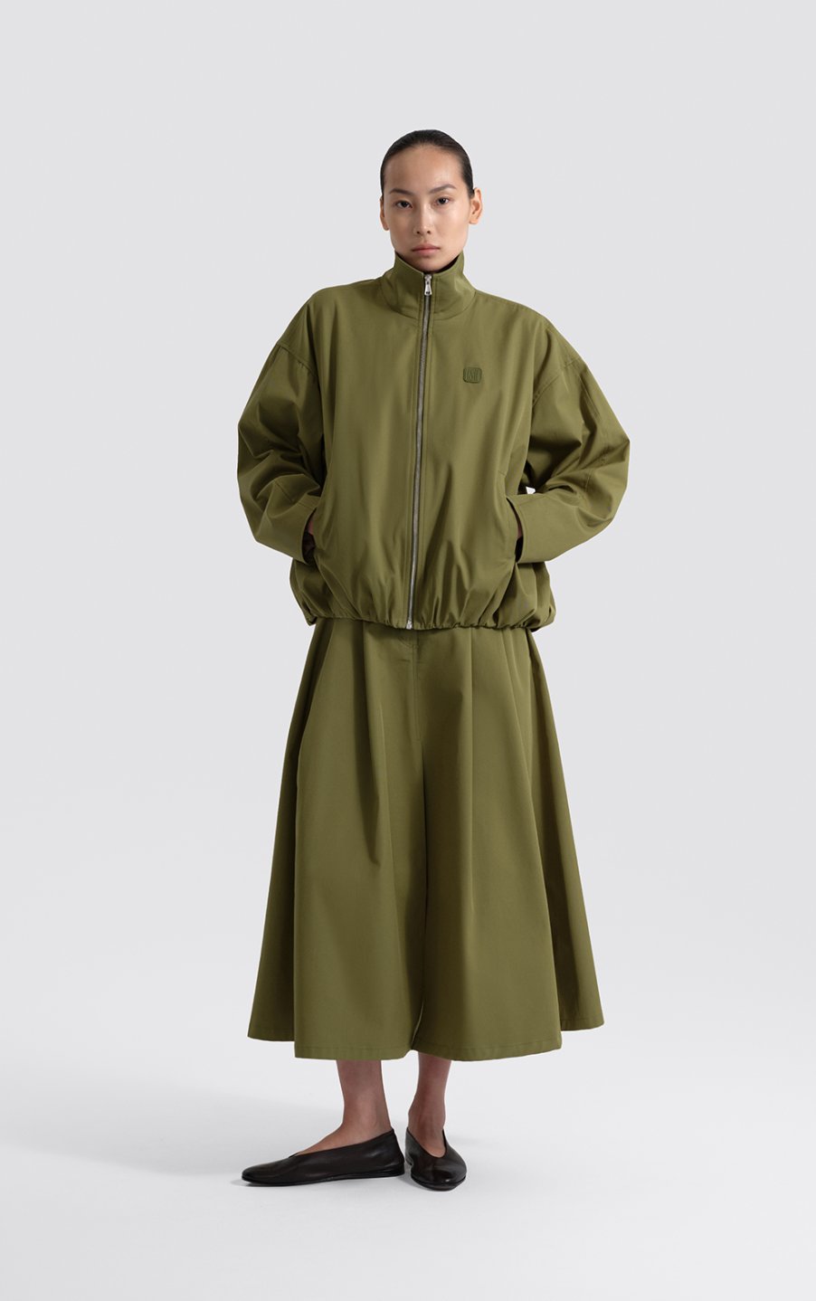 Самая модная ветровка весны? Цветная, как в лукбуке Saint Laurent resort 2026 (фото 9)