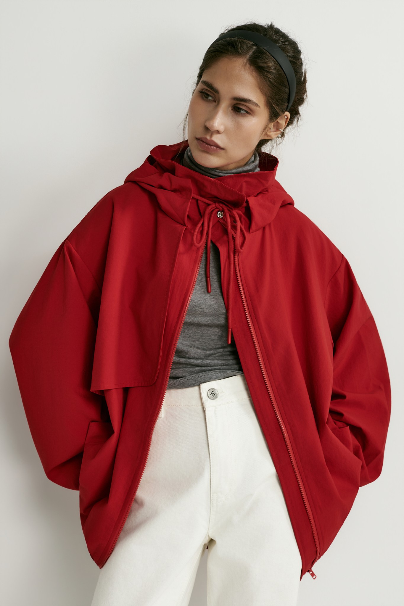 Самая модная ветровка весны? Цветная, как в лукбуке Saint Laurent resort 2026 (фото 14)