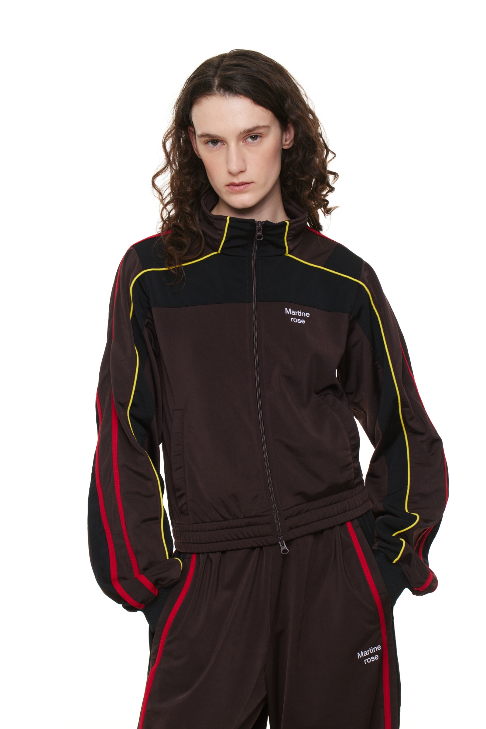 Самая модная ветровка весны? Цветная, как в лукбуке Saint Laurent resort 2026 (фото 18)