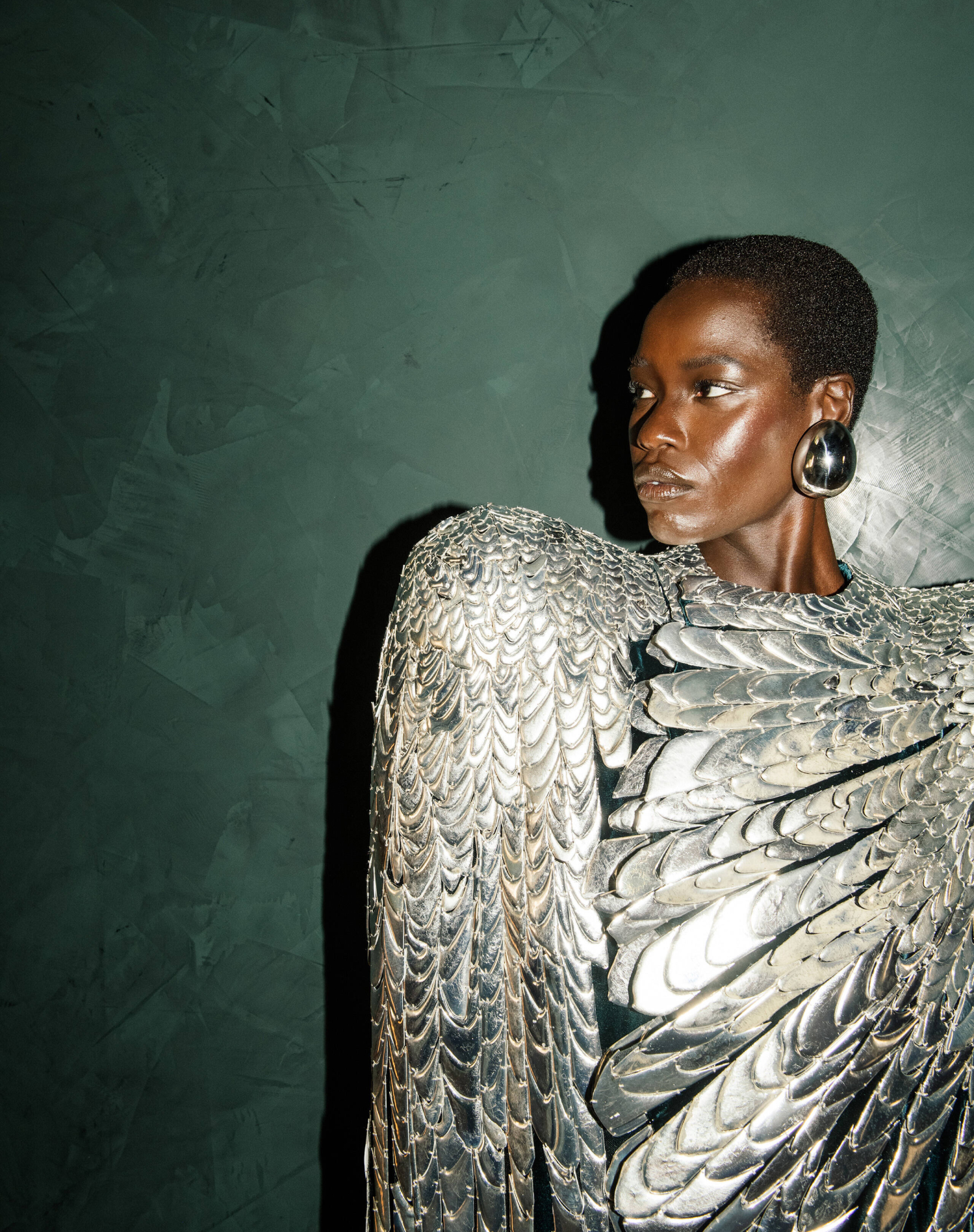 Стиль Елизаветы II и эскизы Ива Сен-Лорана. Фэшн-выставки 2026-го, на которые нужно успеть (фото 10)