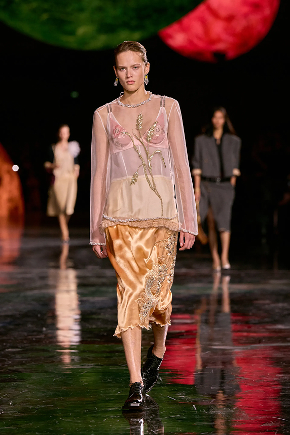 Верхнее нижнее белье — тренд весна-лето 2026. Вот подиумные образы, которые хочется повторить (фото 7)