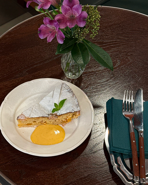 Панеттоне с миндалем и куличи с бабочками: 14 лучших пасхальных десертов от московских шефов (фото 37)