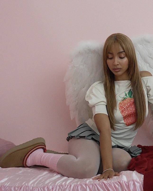 Певица и продюсер PinkPantheress стала лицом новой рекламной кампании Ugg (фото 1)