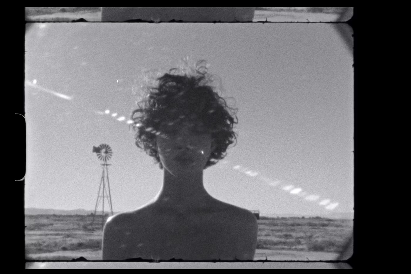 Фотографы Надя Ли Коэн и Скарлетт Карлос Кларк выпустили фотокнигу (фото 1)