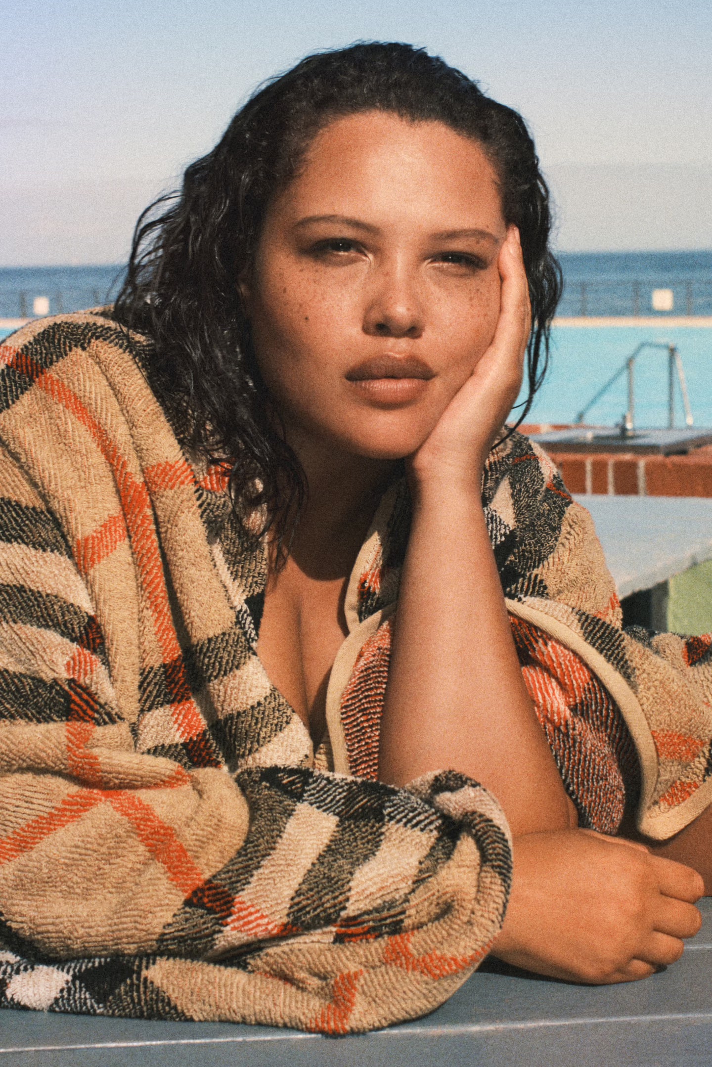 Актриса Симон Эшли снялась в летнем кампейне Burberry (фото 7)