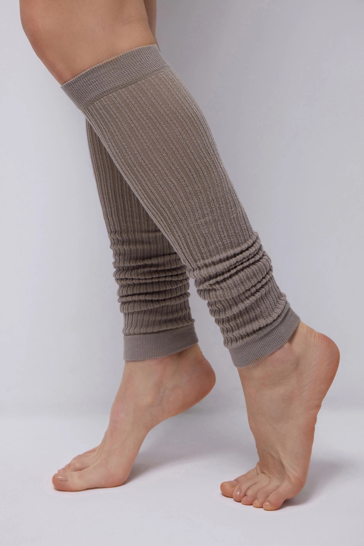 Как у Prada и даже лучше: гетры и носки, которые хочется носить весной-2026 (фото 20)