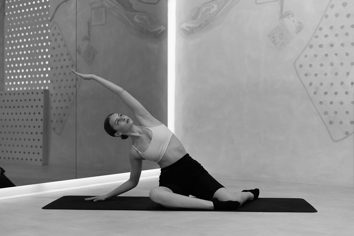 Какие упражнения помогут снять стресс за 15 минут? Показывает тренер (фото 3)