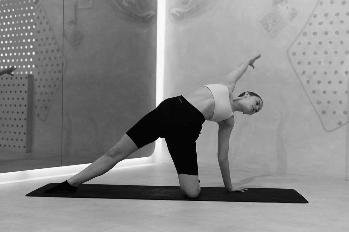 Какие упражнения помогут снять стресс за 15 минут? Показывает тренер (фото 7)