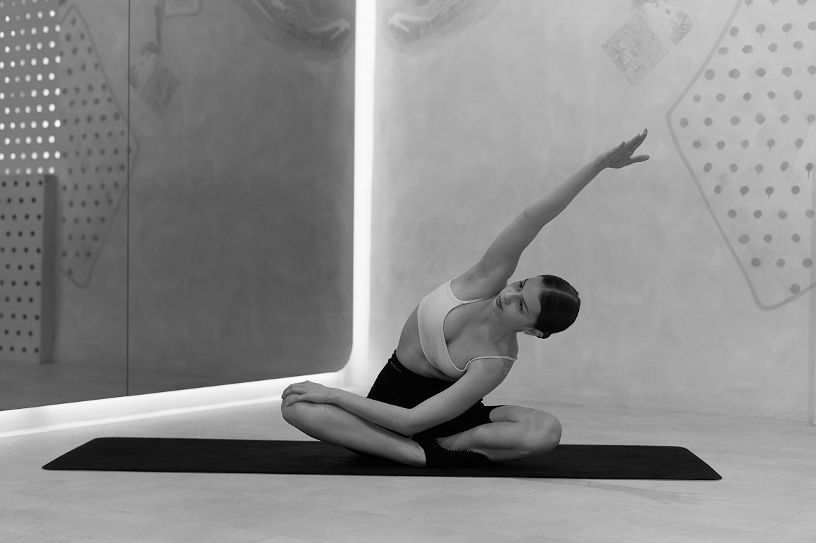 Какие упражнения помогут снять стресс за 15 минут? Показывает тренер (фото 9)