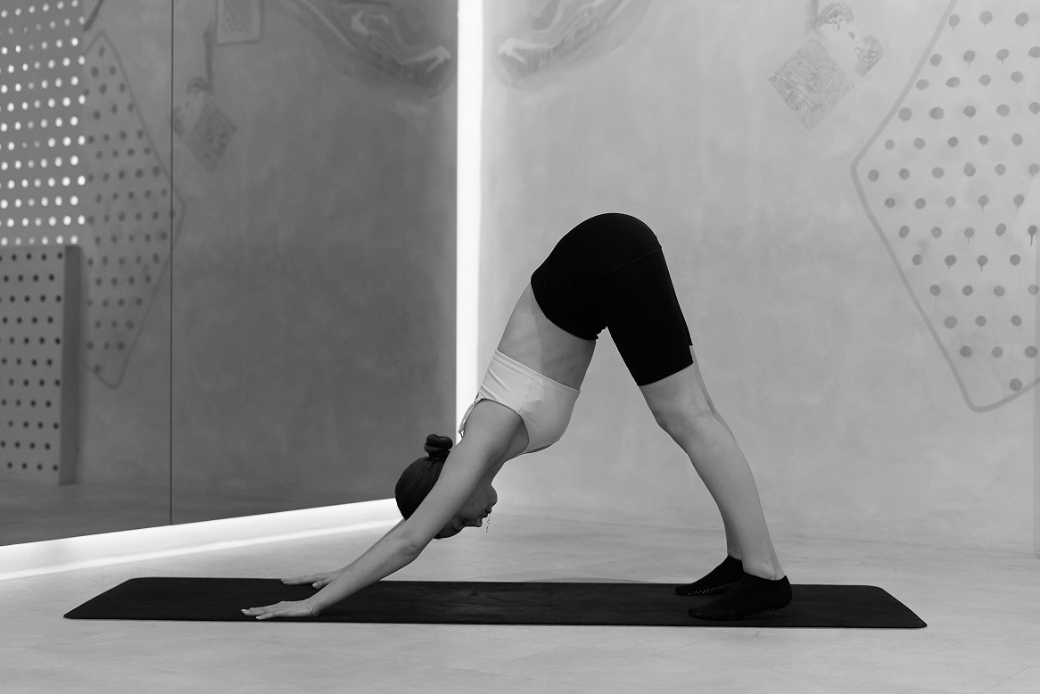 Какие упражнения помогут снять стресс за 15 минут? Показывает тренер (фото 11)