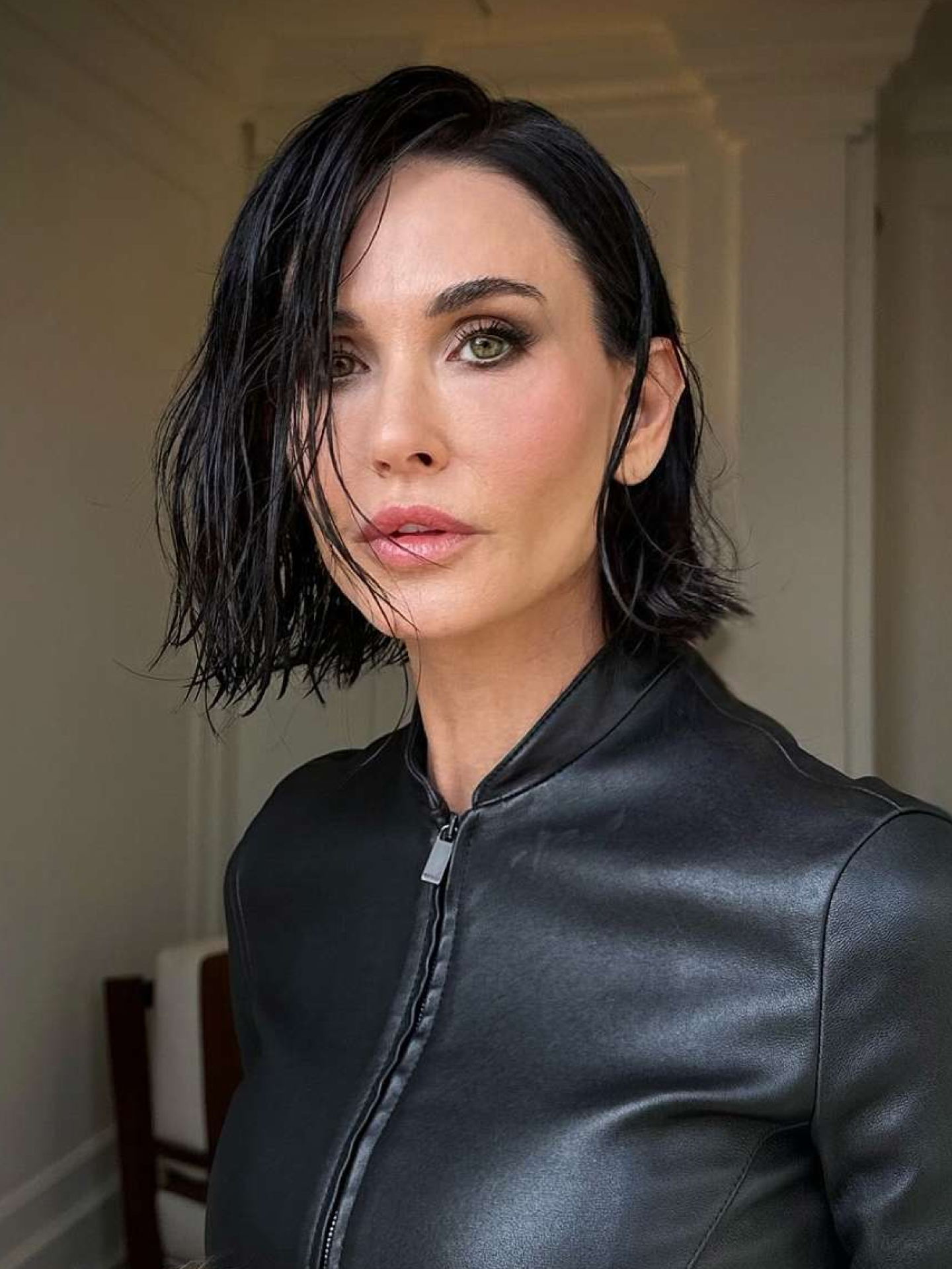 Самая модная прическа весны 2026? Боб с мягкими волнами, как у Марго Робби (фото 2)