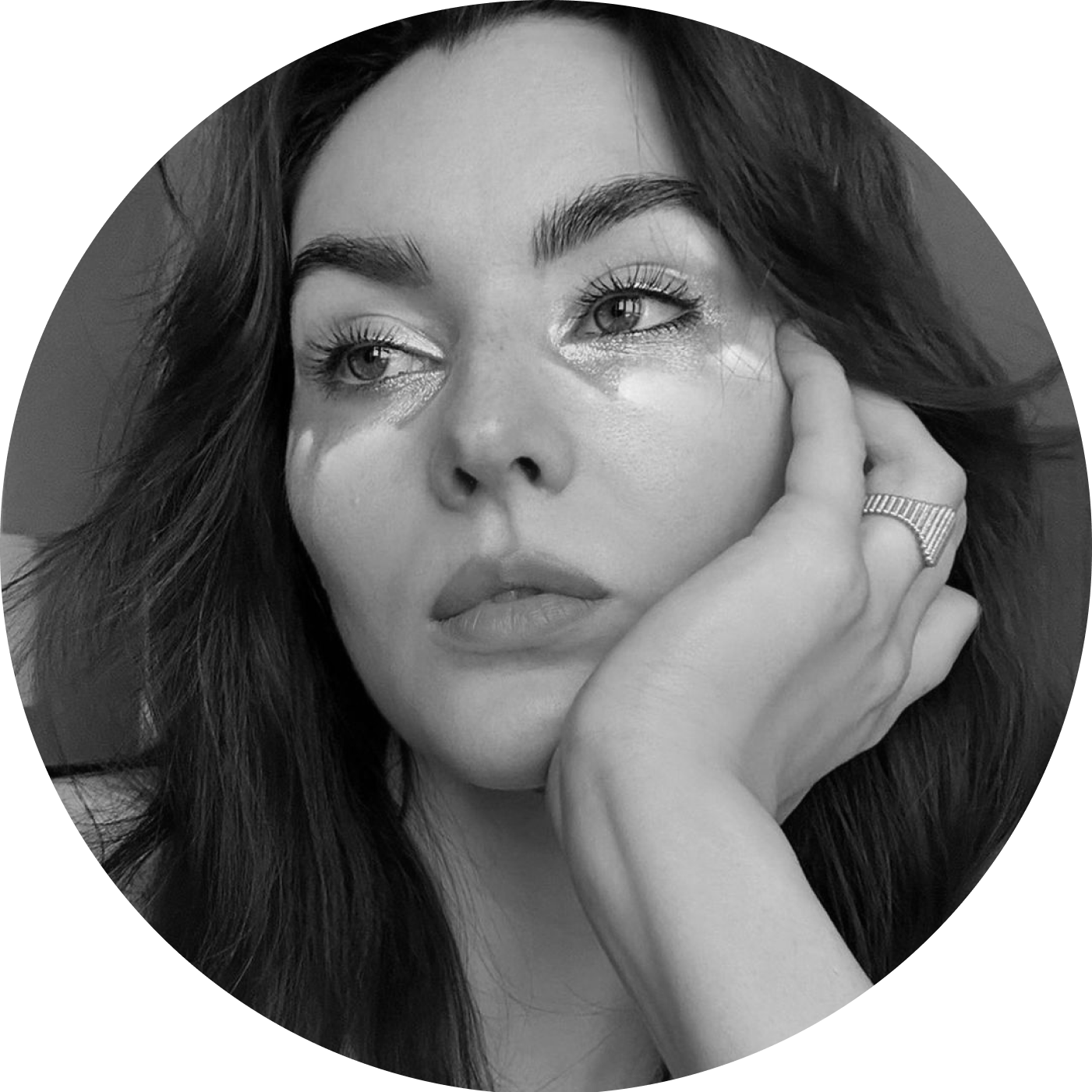 Жемчужные тени и растушеванный контур губ: идеи свадебного макияжа 2026 (фото 1)